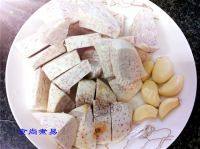 易做的排骨香芋煲做法图解3)