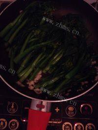 简易的蒜香菜心做法图解4)