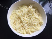 好看的土豆凤尾虾球做法图解2)