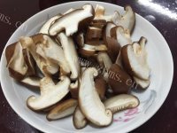 玉盘珍馐的香菇炒肉做法图解1)
