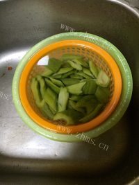 爽口解腻的肉焖苦瓜做法图解4)