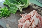 美味的青菜肉片汤做法图解1)
