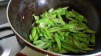 家常菜辣椒炒牛肉做法图解9)