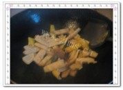 家常菜油闷春笋做法图解3)