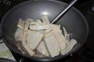 鲜嫩的鸡汤豆腐做法图解4)