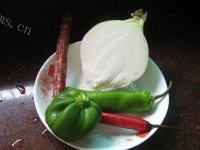 家常菜洋葱炒腊肠做法图解1)