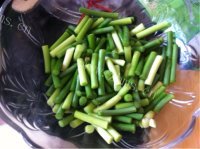 垂涎欲滴的蒜薹炒肉做法图解1)
