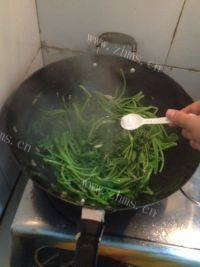 家常菜虾米炒青菜做法图解5)