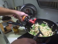 家常青椒豆皮炒肉做法图解5)