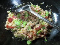 美味的香肠蚕豆炒饭做法图解8)