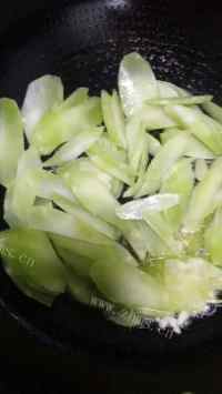 美味营养的清炒莴笋做法图解3)