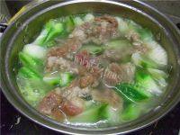 营养丰富的丝瓜肉片汤做法图解4)