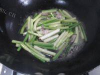 外婆做的蒜苗肉丝做法图解4)