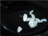 口味极佳的火腿肠炒饭做法图解3)