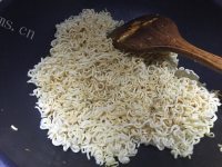 美味的海鲜炒面做法图解9)