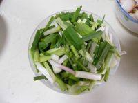 诱人的西兰花炒腊肉做法图解4)
