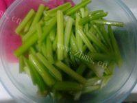 家常菜芹菜炒豆腐皮做法图解3)
