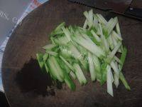 简易的腊肉炒芥兰做法图解3)