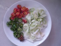 美味的肉末酸豆角粉条做法图解4)