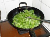 清爽的芹菜炒鸡蛋做法图解6)
