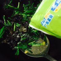 家常菜韭菜木耳炒鸡蛋做法图解5)