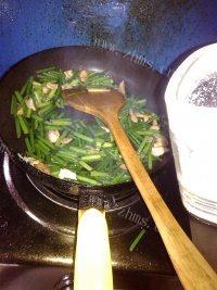 让人怀念的韭菜苔炒肉做法图解5)