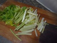 家常菜芹菜炒肉做法图解8)