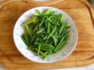 美味蒜薹炒虾做法图解1)