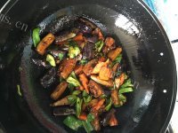五味俱全的酱爆茄子做法图解3)
