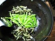 家常菜干煸茄条做法图解6)