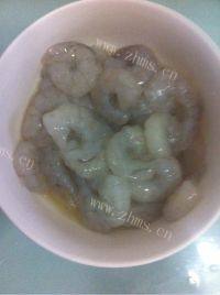 家常菜豌豆炒虾仁做法图解1)