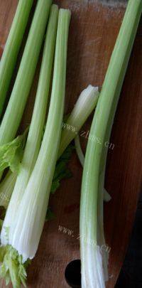 香鲜至极的西芹炒牛肉做法图解1)