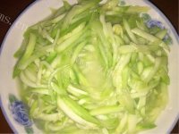 美味营养的清炒西葫芦做法图解7)