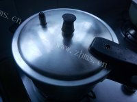 回味无穷的香菇鸡汤做法图解6)