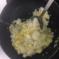 美味五彩扬州炒饭做法图解7)