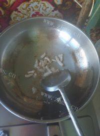 家常菜蒜薹炒肉做法图解4)
