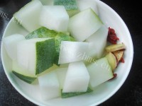 家常菜排骨冬瓜汤做法图解2)