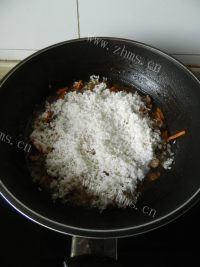 自制猪肉手抓饭做法图解13)
