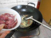 下饭的酸豆角炒肉做法图解6)