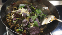 紫苏炒石螺做法图解9)