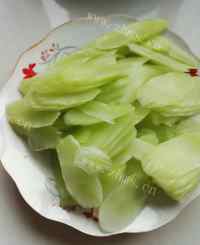 美味的炒莴笋做法图解2)