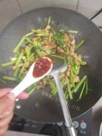家常芹菜炒猪肉做法图解10)