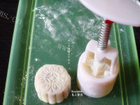 美味的紫薯冰皮月饼做法图解12)
