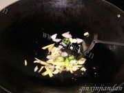 美味的生炒蟛蜞做法图解3)