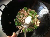 美味的青椒炒河虾做法图解5)