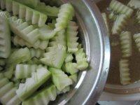 营养丰富的紫菜丝瓜瘦肉汤做法图解7)