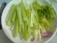 美味的芹菜虾仁做法图解1)