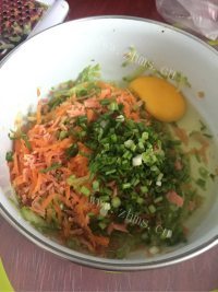 自制鸡蛋蔬菜饼做法图解2)