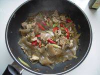 家常菜酸菜炒猪肉做法图解13)