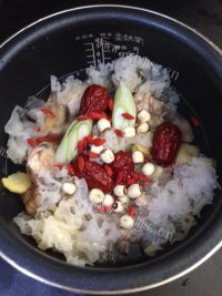银耳莲子煲鸡汤做法图解7)